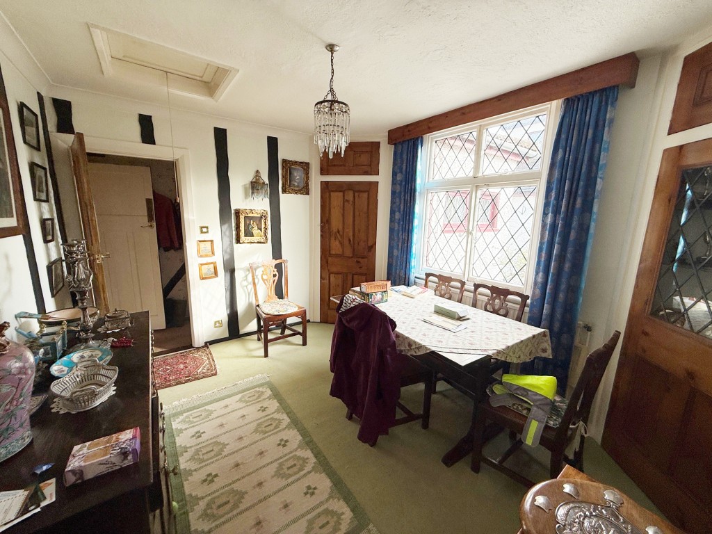 Lot: 155 - DETACHED BUNGALOW FOR IMPROVEMENT IN POPULAR LOCATION - Dining Room with window to the side